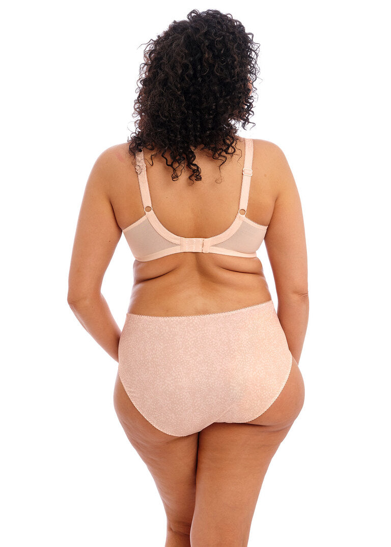 curvy woman wearing a big cup bra in soft pink with subtile leaves print and stretch lace
