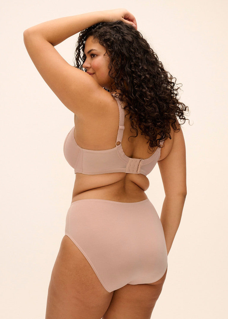 curvy woman wearing a big cup bra in sahara beige with stretch lace
