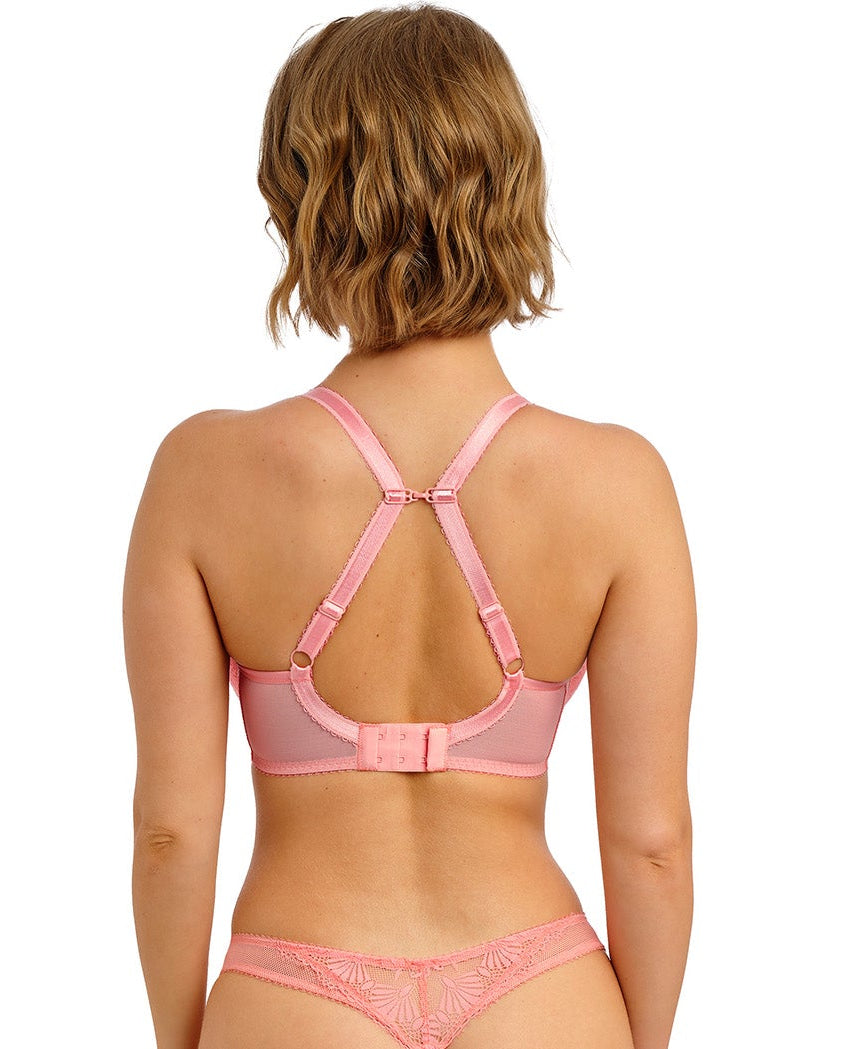 woman wearing a moulded plunge t shirt bra in peach color 
