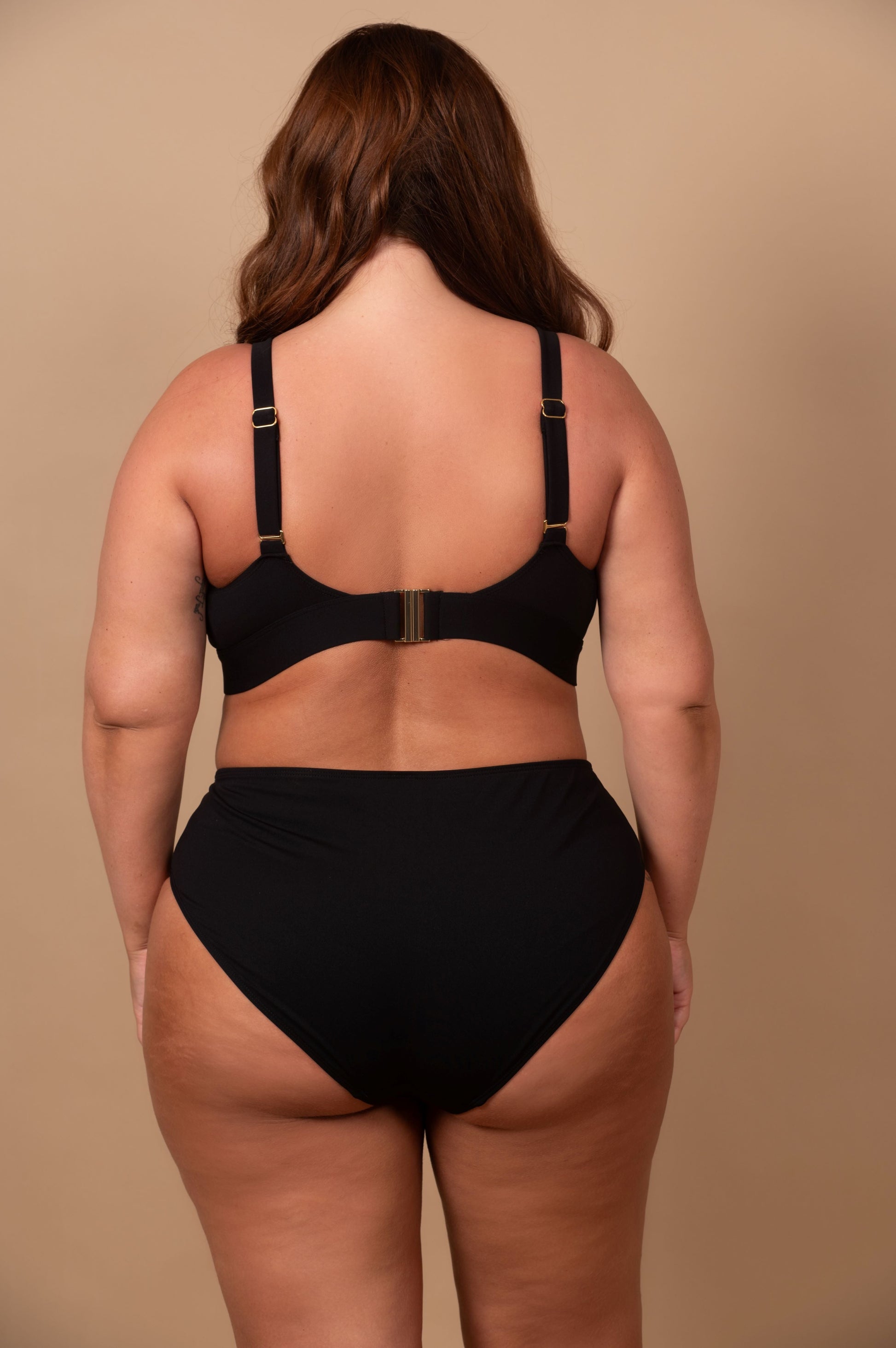 The Class Full Bikini Top black full coverage, V-cut, adjustable straps, supportive for larger cup sizes up to G/H, buckle back closure, fully lined